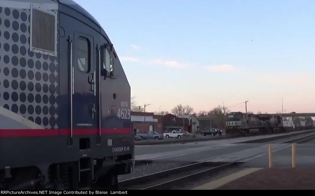 Amtrak meets NS 285